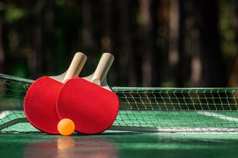 Tischtennisplatte mit Schlägern